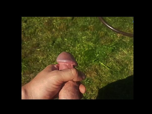 ❤️ Horúca kočka si nechá jebnúť ružovú kundičku a vystrieka sa so squirtom v letnej záhrade ☑ Sex video na nás